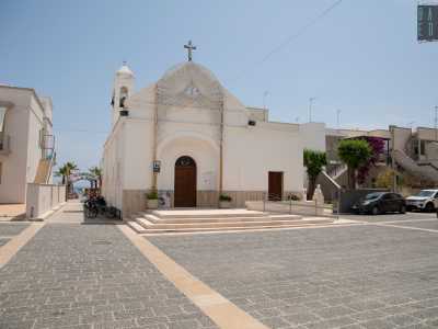 ...raggiungiamo la parrocchia del Sacro Cuore, la chiesa di Torre Canne...